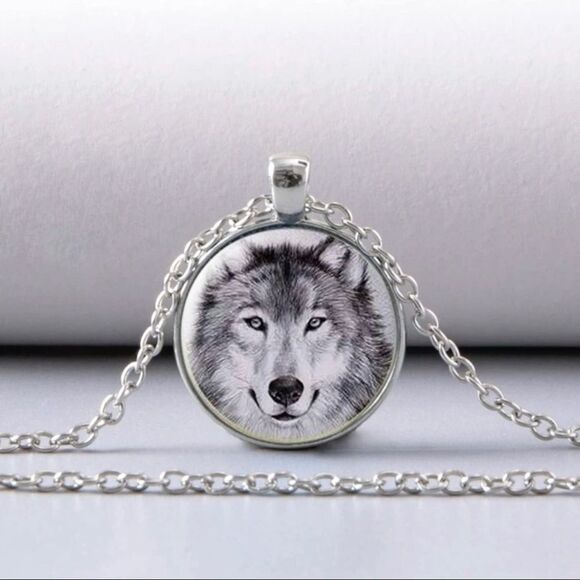 Moda Clothing Wolf Pendant Necklace - Picture 1 of 2